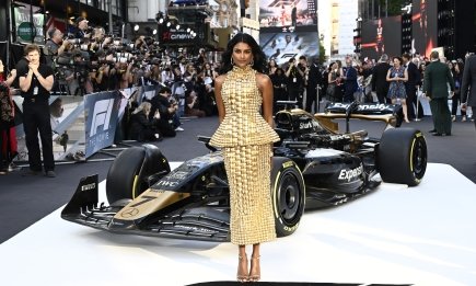 Несмотря на то, что ее из него вырезали: Симон Эшли в эффектном наряде на премьере фильма в Лондоне (ФОТО)