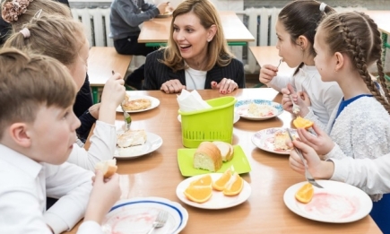 Елена Зеленская с Евгением Клопотенко вчера проверили работу новой программы питания и продегустировали еду в школьных столовых (ФОТО)
