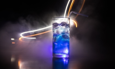 Этот "Синий Новый год" в бокале вам понравится: отличный праздничный коктейль (РЕЦЕПТ)