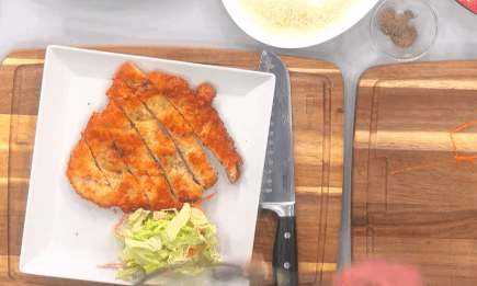 Забудьте об обычных отбивных: как приготовить сочное мясо "Тонкацу" с хрустящей корочкой (РЕЦЕПТ + ВИДЕО)
