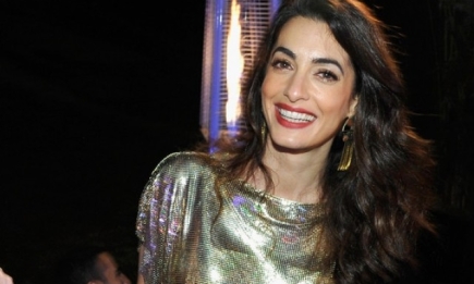 Амаль Клуни восхитила стильным образом на вечеринке Versace (ФОТО)