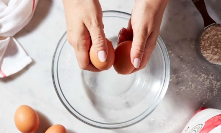 Почему нельзя разбивать яйца о край посуды? Ответ вас удивит