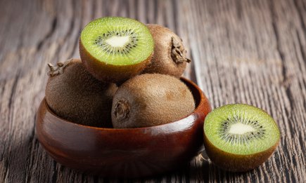 Ніякого бруду та липких рук: беремо склянку та чистимо ківі за 5 секунд