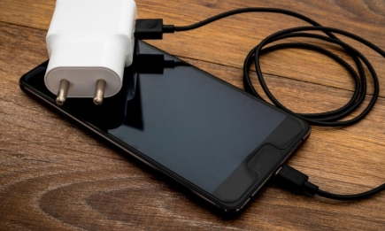 Зарядити телефон від розетки чи від USB-порту? Розповідаємо, як буде швидше