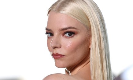 Ода белому мини: Аня Тейлор-Джой поразила выбором наряда для мероприятия в Нью-Йорке (ФОТО)