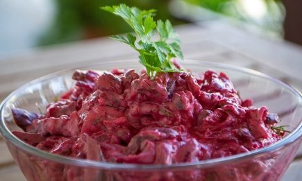 Цей салат — ідеальне поєднання чотирьох інгредієнтів: він шикарний навіть без м’яса, (РЕЦЕПТ)