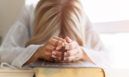 Три самые сильные молитвы на деньги, которые помогут выпутаться из долгов и прогонят безденежье