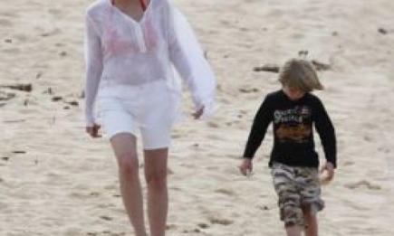 Шэрон Стоун с детьми на пляже. ФОТО