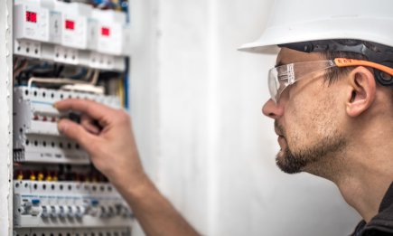 “Смертельні” для дорогої техніки: як вберегти холодильник і комп’ютер від перепадів напруги