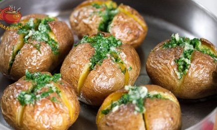 Два надреза – и обычный картофель станет звездой праздничного стола: не пюре и не ломтики (РЕЦЕПТ)