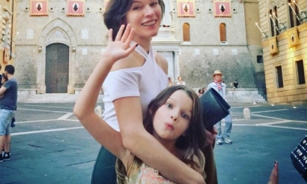 Милла Йовович показала подросших красавиц-дочерей (ФОТО)