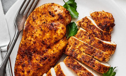 Куриная грудка больше не будет "подошвой": 5 мировых шеф-поваров рассказали, что сделать с мясом перед жаркой