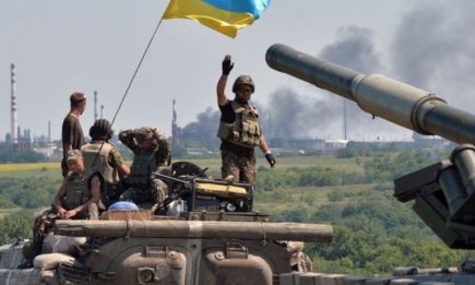 "Мы не подняли белый флаг, а стали защищать сине-желтый": знаменитости обратились к украинцам в годовщину полномасштабной войны