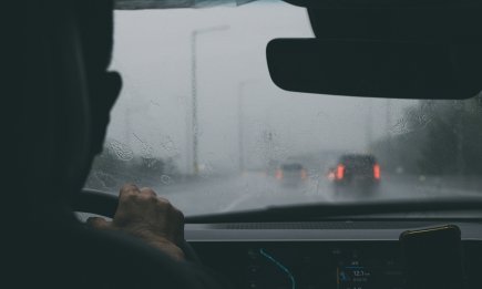 Из-за этой детали в машине запотевают лобовые стекла: большинство водителей забывают ее заменить.