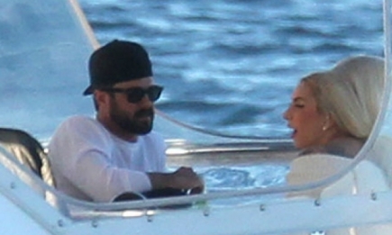 Леди Гага прокатила бойфренда на яхте. Фото