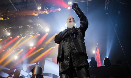 Лідер Judas Priest загорнувся у синьо-жовтий стяг на очах багатотисячної аудиторії (ФОТО)