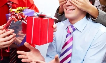 Що було б доречно подарувати керівнику на Новий рік: варіанти на будь-який смак та гаманець