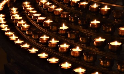 Захистіть їхні душі: сильна молитва за померлих, яку треба прочитати у Михайлівську Суботу