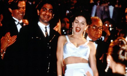 У спідній білизні на червоній доріжці: один з найскандальніших образів Мадонни в Каннах (ФОТО)