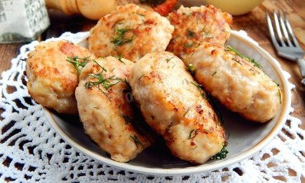 Вместо хлеба положите в котлеты другой продукт: будет в три раза сочнее и вкуснее (РЕЦЕПТ)