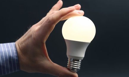 Как сменить лампочку, если под рукой нет стремянки: лайфхак