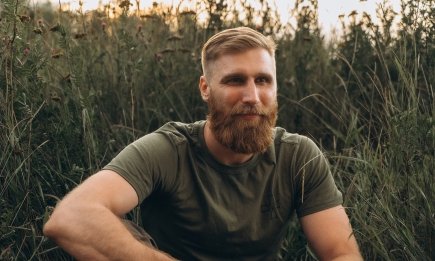Он клал цветы в почтовый ящик, потому что стеснялся признаться в своих чувствах: Павел Вышебаба рассказал о первой любви в новой песне (ВИДЕО)