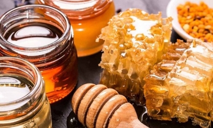 Хоть и не портится, но может затвердеть и забродить: как правильно хранить мед дома
