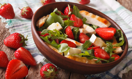 Простой яркий салат к празднику: ничего не нужно выкладывать, просто смешиваем и подаем (РЕЦЕПТ)