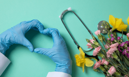 З Днем медика 2025! Теплі привітання своїми словами та красиві картинки зі святом