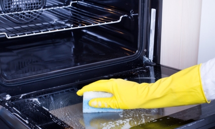 Идеальный способ для умных хозяек: как быстро очистить духовку