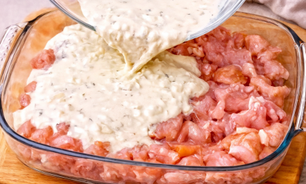 Замість котлет та відбивних поливаємо курку сметаною: вечеря готова за 10 хвилин (РЕЦЕПТ)