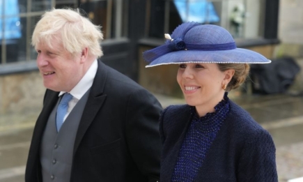 Борис Джонсон вместе с женой на коронации Чарльза III: наряд Кэрри на что-то намекает?