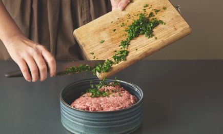 Этот популярный ингредиент может испортить фарш: не добавляйте его