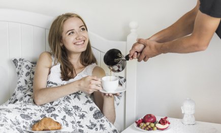 Одна вещь из вашей ванны спасет от кофейного пятна: как отстирать напиток