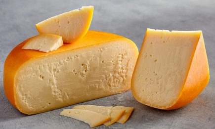 Забудьте про дорогі магазинні сири: для смачного твердого сиру потрібно потрібні лише три прості інгредієнти (РЕЦЕПТ)