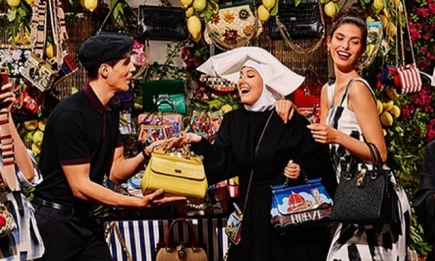 Красота по-итальянски: модели Dolce &amp; Gabbana едят пасту и делают селфи в компании монашек