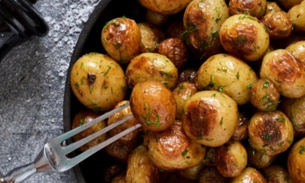Чтобы не испортить блюдо: трюки, которые помогут приготовить молодую картошку