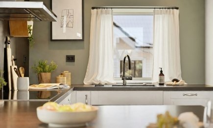 Прощайте, жалюзи: почему дизайнеры массово возвращают занавески на кухню