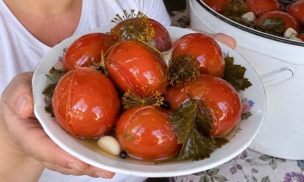 Той самий смак із дитинства: як правильно заквасити помідори на зиму без оцту та варіння (РЕЦЕПТ)