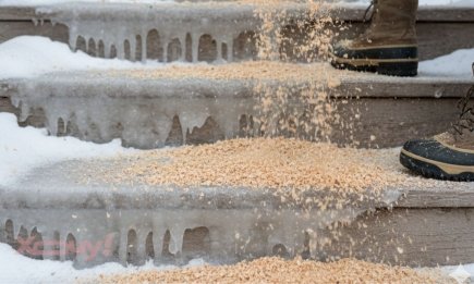 Дом без болота: чем посыпать ступени и дорожки, чтобы лед растаял в считанные минуты