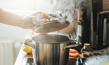 Как быстро остудить посуду с едой без холодильника: вы удивитесь простоте этого трюка
