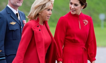 Ladies in red: принцесса Дании и Бриджит Макрон выбрали похожие наряды для встречи (ГОЛОСОВАНИЕ)