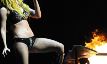 Lady GaGa упала под рояль во время концерта