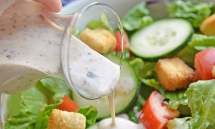 Альтернатива растительному маслу и сметане: 3 удивительных соуса для заправки весенних салатов