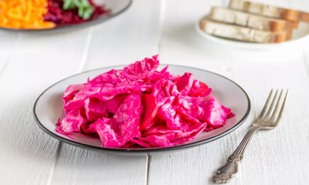 Самая хрустящая розовая капусточка на зиму: лакомиться можно уже через сутки (ВИДЕО)