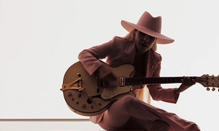 Леди Гага откровенно рассказала о чувствах в новом клипе Million Reasons (ПРЕМЬЕРА)