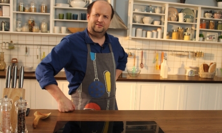 Артист Виктор Бронюк дома готовит сам: интервью с ведущим кулинарного шоу "Первое, второе и компот" (ЭКСКЛЮЗИВ)