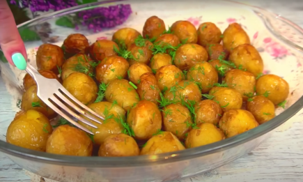 Цю картоплю навіть чистити не потрібно: дивовижний рецепт для ледачих кухарів (ВІДЕО)