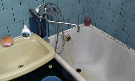Эта чудо-смесь сделает старую советскую ванну снова белоснежной: чем ее натереть