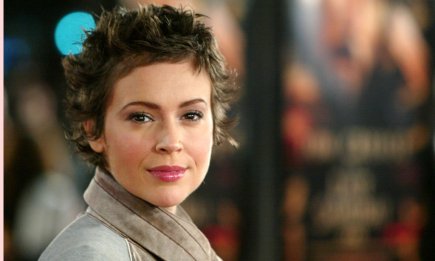 Звезда сериала "Зачарованные" лишилась искусственной груди, с которой жила 20 лет: причина удивила многих